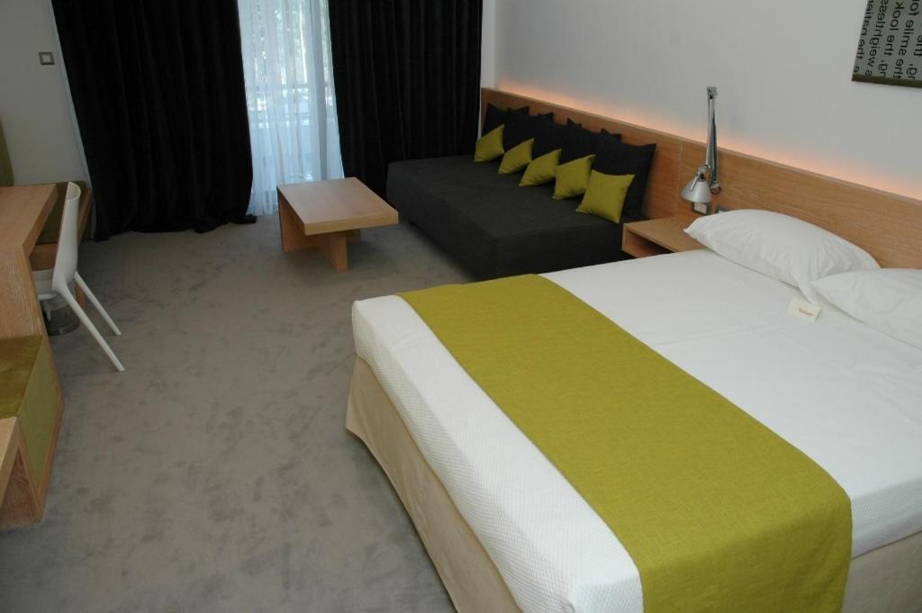 1000 Colors Hotel Ксанти Стая снимка